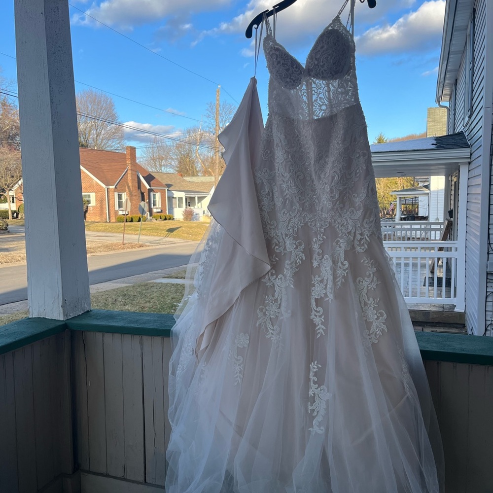 Elegant White Lace Wedding Dress